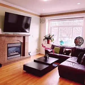 Lisa's Lovely Little House Homestay Vancouver