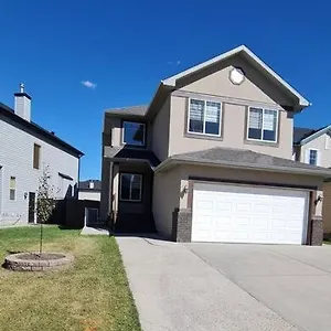 Spacious Comfortable Air-conditioned. Near Airport! Holiday home Calgary
